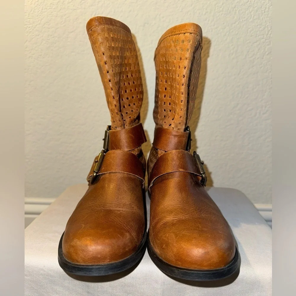 Steve Madden Perforated Hole Booties Buckle Size 7.5 Cognac Ankle Shoe - Picture 4 of 11
